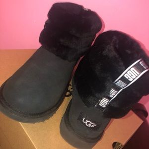 WOMENS UGGS SIZE 8 BLACK